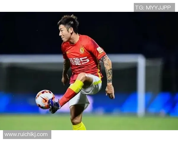 足球场上的魅力瞬间精彩足球明星照片展现他们的风采与激情